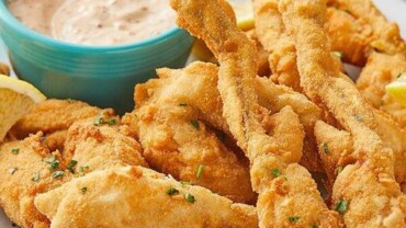 Fried frog legs with dipping sauce